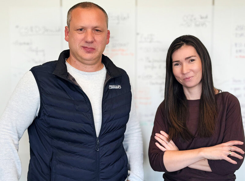 Marcus Fichtner und Izabela Zerbe stehen nebeneinander.