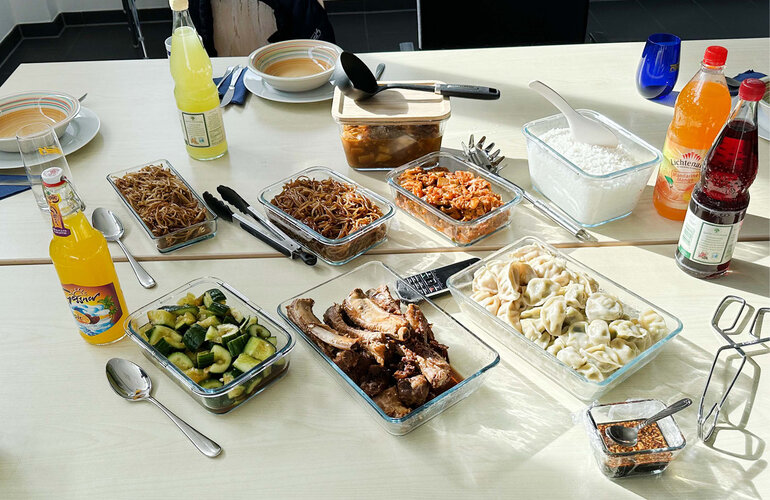 Ein gedeckter Tisch mit vielen unterschiedlichen Speisen