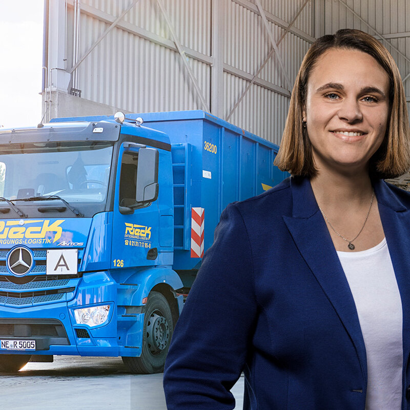 Nadine Möller vor einem Fahrzeug der Rieck Entsorgungs-Logistik