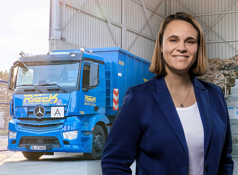 Nadine Möller vor einem Fahrzeug der Rieck Entsorgungs-Logistik