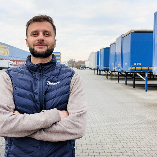 Manuel Yakoub steht mit verschränkten Armen auf dem Hof der Rieck Logistik-Gruppe