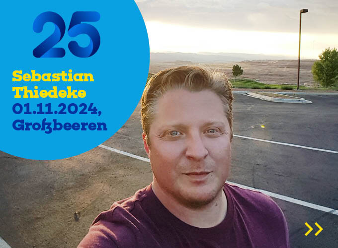 Auf dem Template ist ein Bild von Sebastian Thiedeke zu sehen, rechts unten steht eine 25, sein Jubilarsdatum 1.11.24 und sein Standort Großbeeren