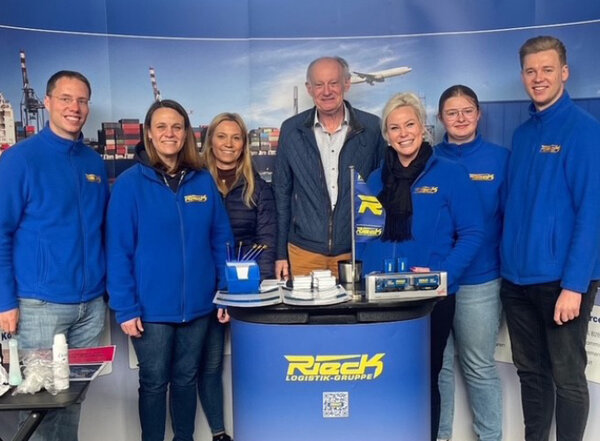 Nadine Möller mit Kolleg:innen an einem Rieck-Stand am Tag der Logistik