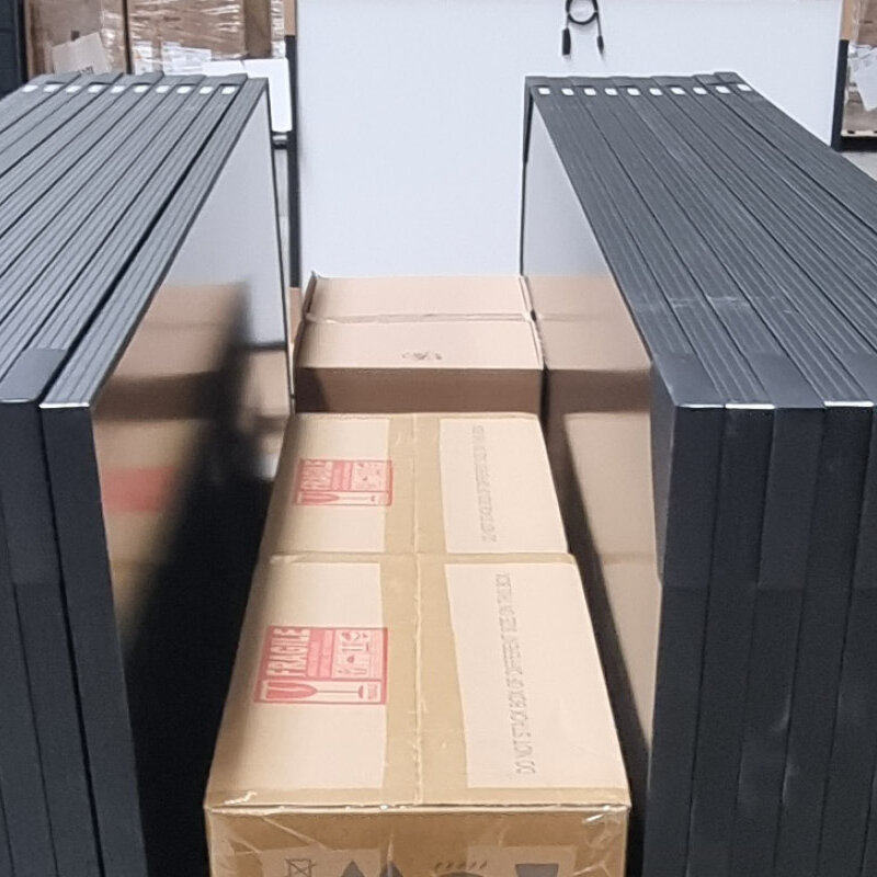 [Translate to EN:] Rund 20 Solarmodule stehen bereit, um für den sicheren Transport verpackt zu werden.