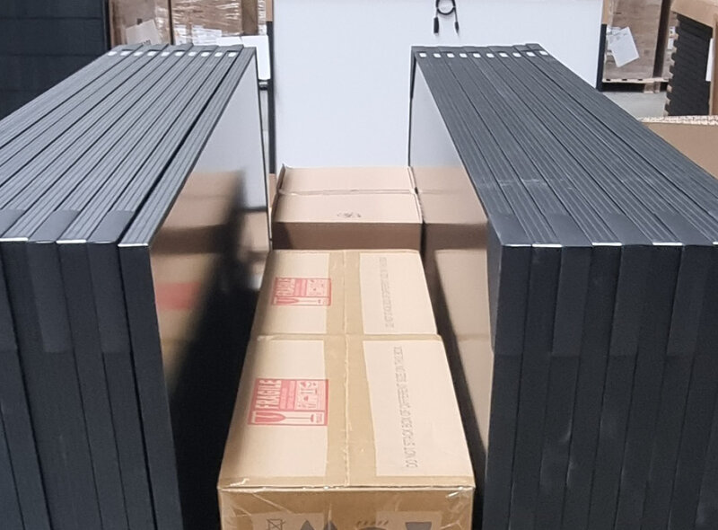 Rund 20 Solarmodule stehen bereit, um für den sicheren Transport verpackt zu werden.