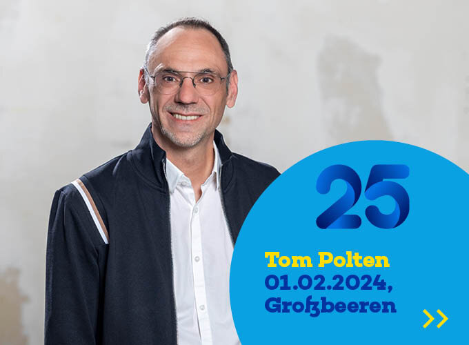 Auf dem Template ist ein Foto von Tom Polten zu sehen sowie zu lesen eine 24, sein Jubilarsdatum 1.2.24 und sein Standort Großbeeren