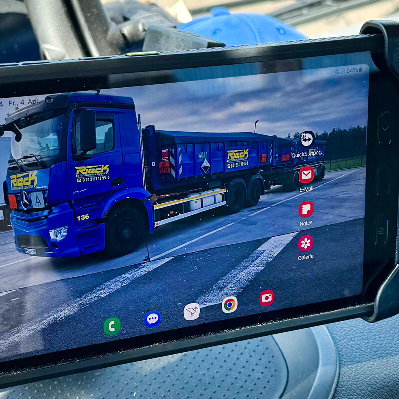 Ein Handheld, das im Fahrer-Cockpit angebracht ist