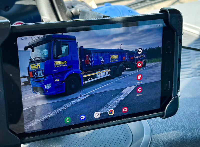 Ein Handheld, das im Fahrer-Cockpit angebracht ist