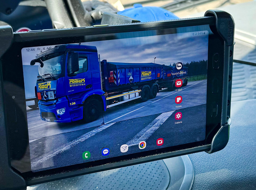 Ein Handheld, das im Fahrer-Cockpit angebracht ist